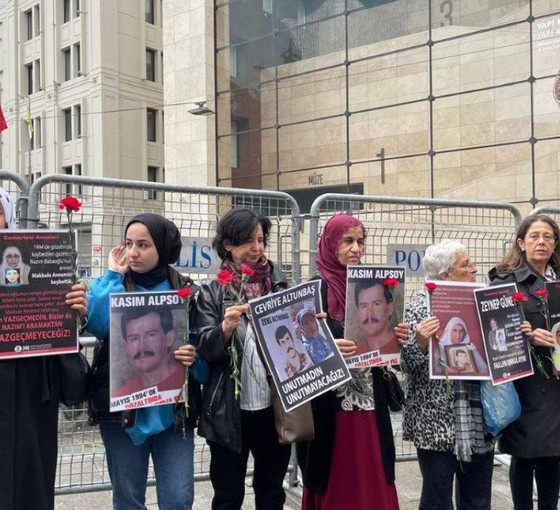 Cumartesi Anneleri 998'inci haftada: 'Bu bariyerleri koyanlar annelerine çiçek verirken utansın'
