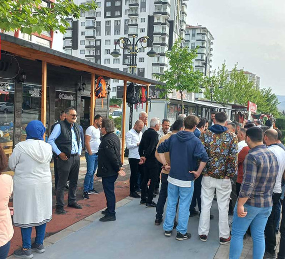 Malatya’da depremzede esnaf belediyeyi protesto etti: 'Oyları aldılar, bizi tanımıyorlar'