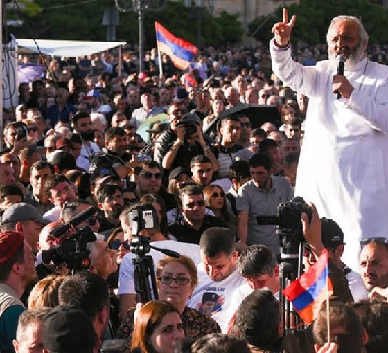 Erivan'da üst üste üçüncü gün Paşinyan'ın istifası için kilise liderliğinde miting: 41 kişi gözaltına alındı