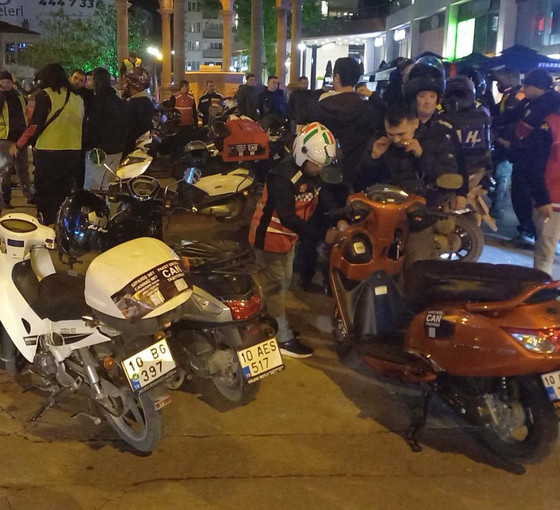 Balıkesir'de motokuryeler öldürülen arkadaşları için bir araya geldi