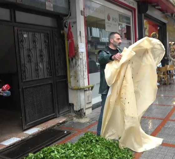 Rizeli üretici AKP İl Başkanlığı önünde bir çuval çayı döktü: 'Çay fiyatını kabul etmiyorum'