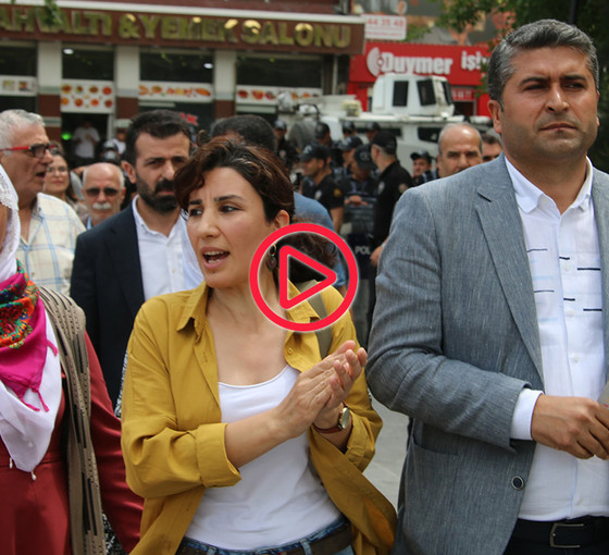 15 Mayıs Kürt Dil Bayramı'nda Diyarbakır'da Kürtçe broşüre polis engeli