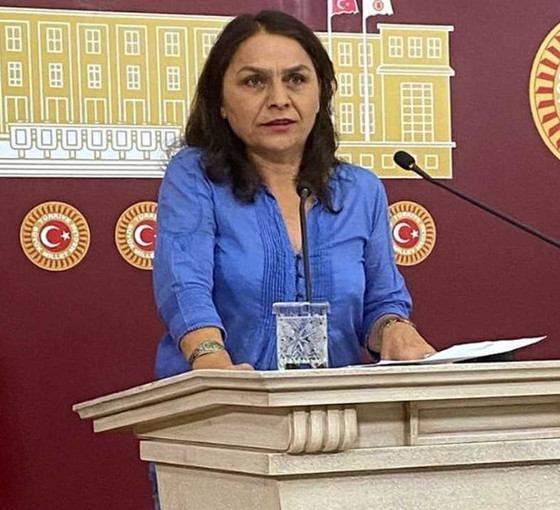 DEM Parti milletvekili Özgül Saki, yeni müfredatı inceledi: 'Tekkede mürid yetiştirme modelidir'