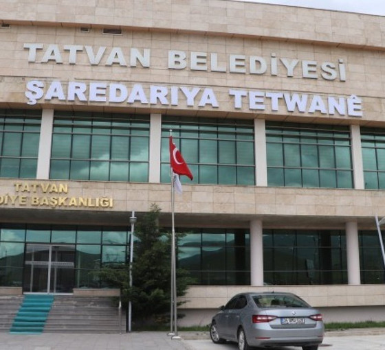 Eski AKP'li başkan kaldırtmıştı: DEM Parti'nin kazandığı Tatvan Belediyesi'ne yeniden Kürtçe tabela asıldı