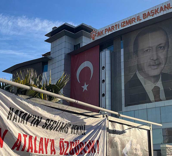 AKP il binası önüne Can Atalay pankartı