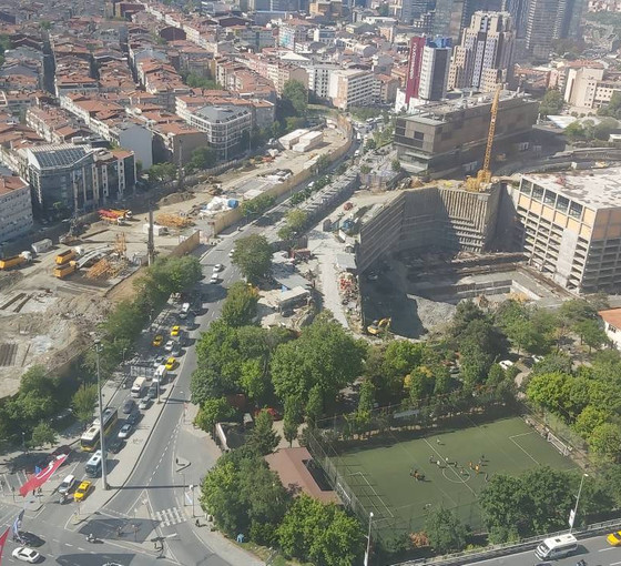 İnşaat şirketine 'uyarı' yazısı: Şişli'deki 24 bin metrekarelik rezerv yapı alanına beton bariyer konuldu