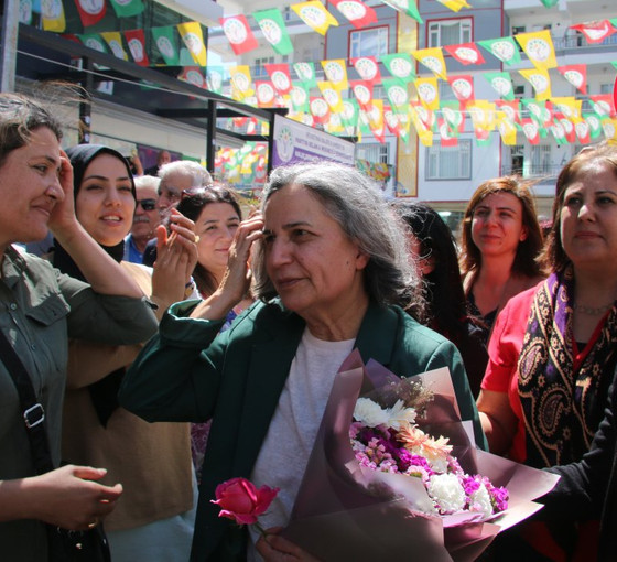 Gültan Kışanak, Diyarbakır'da alkışlar ve zılgıtlarla karşılandı: 'Kobanê vicdan davasıydı, vicdan kazandı'