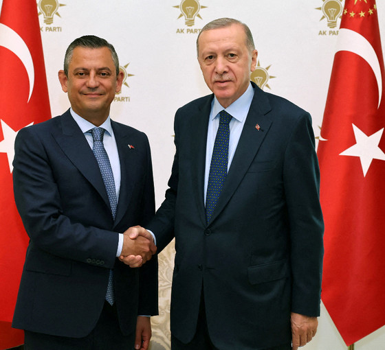 Özgür Özel: Yeni anayasa için masaya çok uzağız