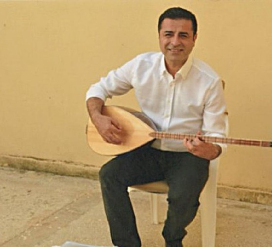 Demirtaş: Selçuk Başkan'ın morali bozuktu; ona saz çaldım, halay çektik