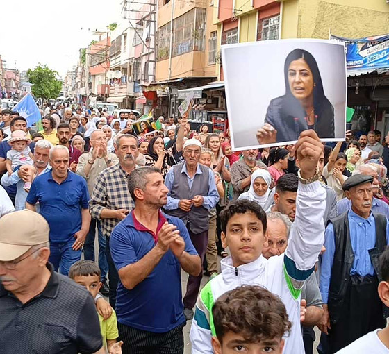 Adana'da Kobanê Davası protestosu