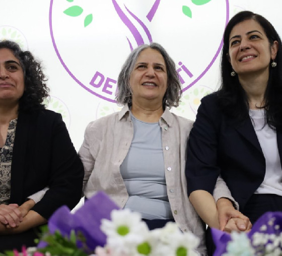 Gültan Kışanak, Sebahat Tuncel ve Ayla Akat Ata Diyarbakır halk buluşmasında: 'Bize hep yarım kalmak reva görüldü'