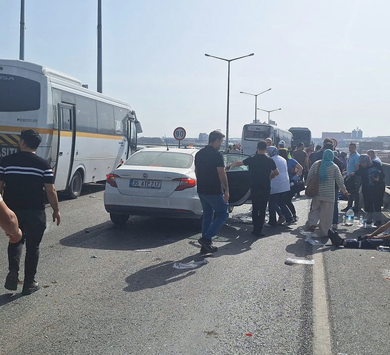 Manisa'da iki servis midibüsü ile otobüs çarpıştı: 35 işçi yaralandı