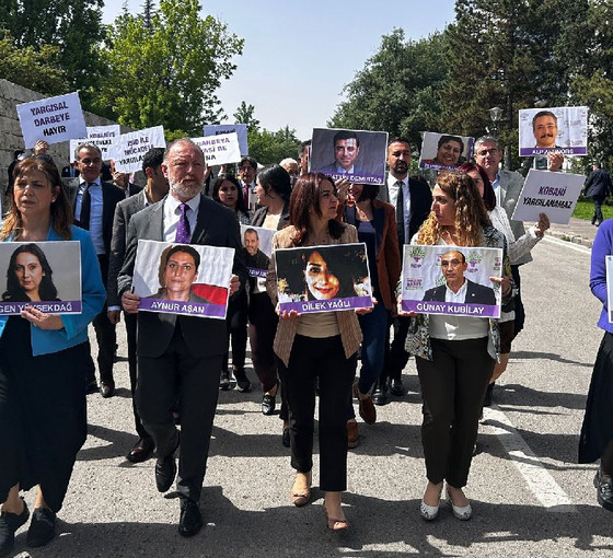 DEM Parti milletvekilleri Adalet Bakanlığı'na yürüdü: Muhalefete 'ortak mücadele' çağrısı