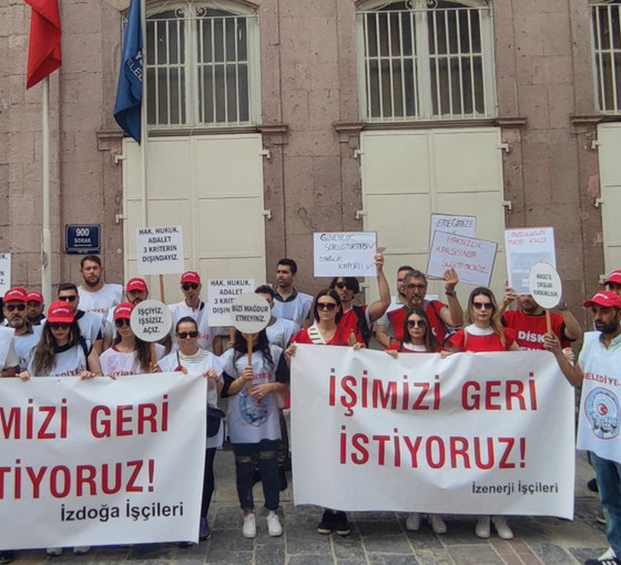 Üç ayda 2 bin 221 personel işe alınmıştı: İşten çıkarılan işçiler İzmir Büyükşehir Belediyesi önünde eylemde