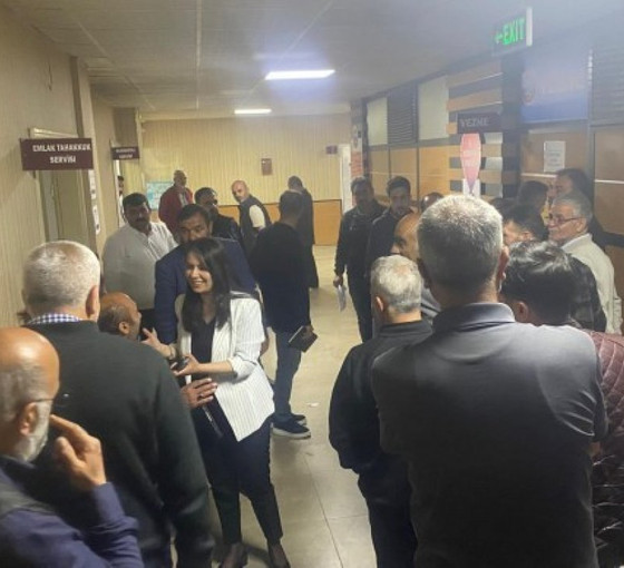 Ağrı'da eşbaşkanların çağrısı üzerine halk belediye önünde uzun kuyruklar oluşturdu