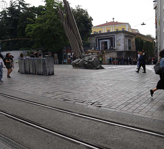 Galatasaray Meydanı’ndaki polis bariyerleri 300 hafta sonra kaldırıldı