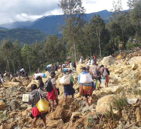 Papua Yeni Gine'de toprak kayması: '300'den fazla kişi ve 1100'den fazla ev toprağa gömüldü'