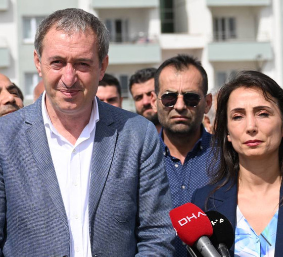 DEM Parti Eş Genel Başkanlarından 1000. hafta eylemi için Galatasaray Meydanı'nda olan Cumartesi Anneleri'ne destek