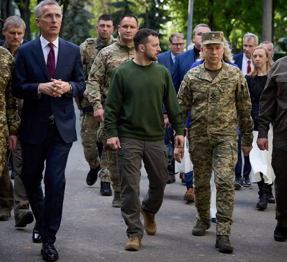 NATO Genel Sekreteri: Bırakın, Ukrayna Batı silahlarıyla Rusya'nın içini vursun