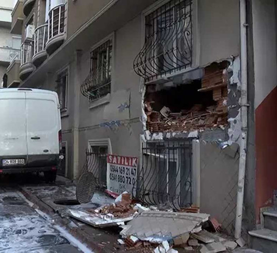 Esenler'de rögarda patlama: Binanın duvarı yıkıldı