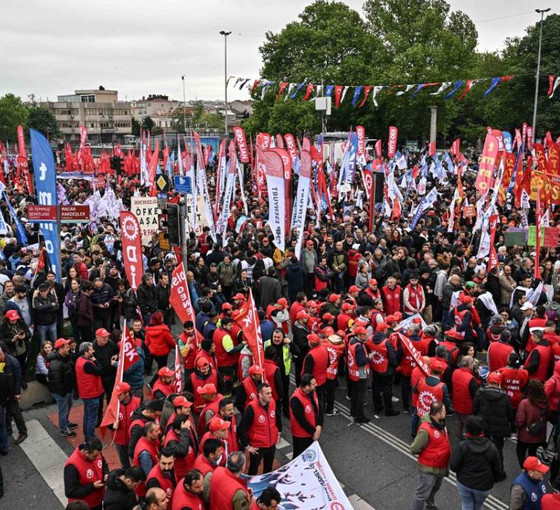 1 Mayıs tutuklularının aileleri TBMM önünde açıklama yaptı: 'İşçi toplumundan neden korkuyorlar?'