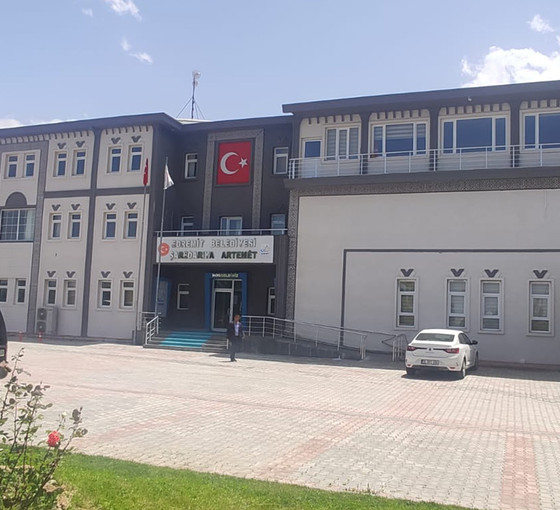 Edremit Belediye Eşbaşkanı Komi açıkladı: AKP'li başkan kendi yeğenini, AKP'li meclis üyesi ve kardeşlerini işe almış