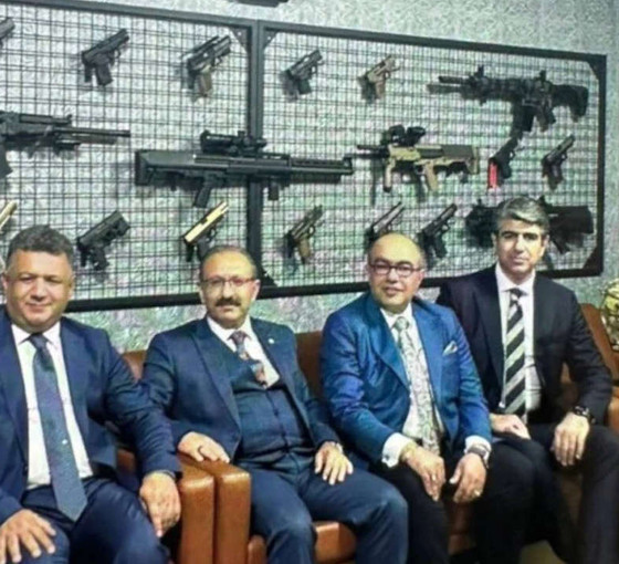 Hakim dinlenme odasına cephanelik dizmiş, yüksek yargı yetkilileri beğenip poz vermiş