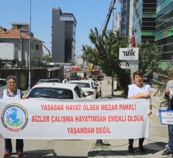Emekliler TÜİK binası önünden iktidara seslendi: 'Enflasyonu emeklinin enflasyon sepetine göre açıklayın'