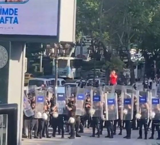 11 öğretmen bakanlık önünde polis şiddetiyle gözaltına alındı