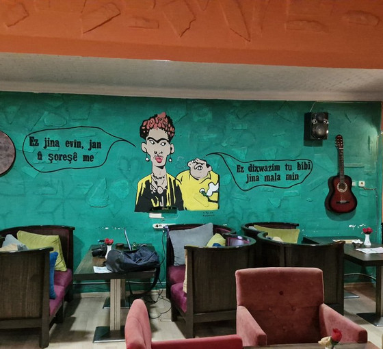 Diyarbakır’da Kürtçe hizmet veren kafenin sahibine ev hapsi