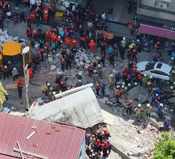 Küçükçekmece’de çöken binanın sahibi ile bir işletme sahibi gözaltına alındı