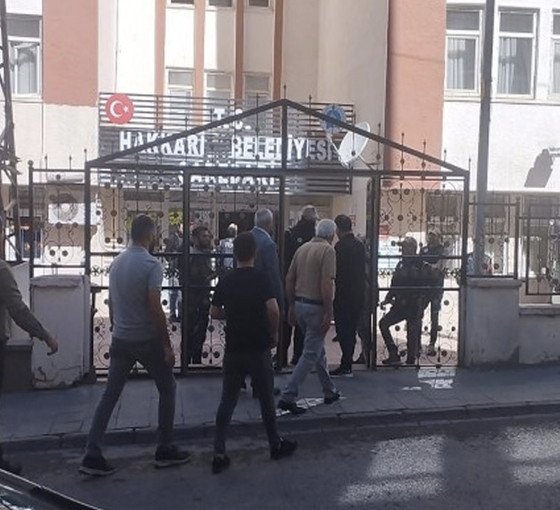 Hakkari Belediyesi'ne polis baskını: Eşbaşkan Akış gözaltına alındı