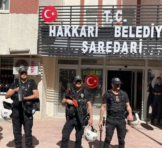 Sırrı Sakık, Kepez Belediyesi'ni hatırlattı, kayyıma tepki gösterdi: İki belediye iki ayrı hukuk!
