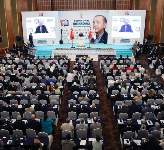 AKP kampında 'Beyaz Müslümanlar yarattık' eleştirisi