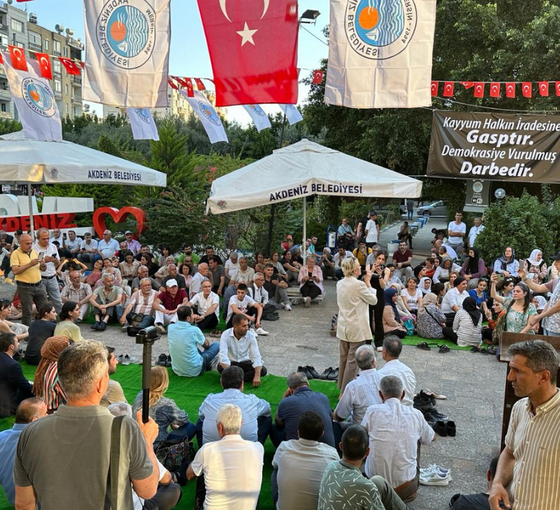 Akdeniz Belediyesi önünde nöbet eylemi