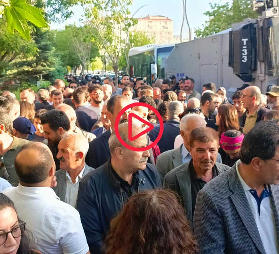 Van’da kayyım protestosu: Belediye önünde oturma eylemi