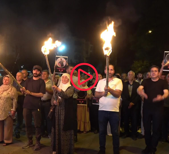 Diyarbakır’da IŞİD’in bombalı eyleminde ölenler meşaleli yürüyüşle anıldı