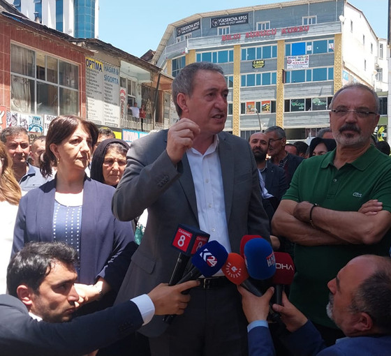 DEM Parti Eş Genel Başkanı Bakırhan Yüksekova'da konuştu: Değil oy vermek, AKP'nin önünden bile geçilmemeli