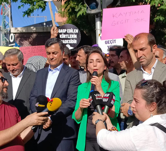 Van'da kayyım protestosu... Hatimoğulları'ndan AKP'ye: Senin suyun ısındı, gitme vaktin geldi