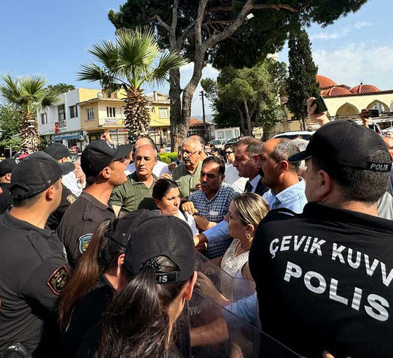Menemen Belediyesi'nde işten çıkarılan işçiler meclise alınmadı, polisle arbede çıktı