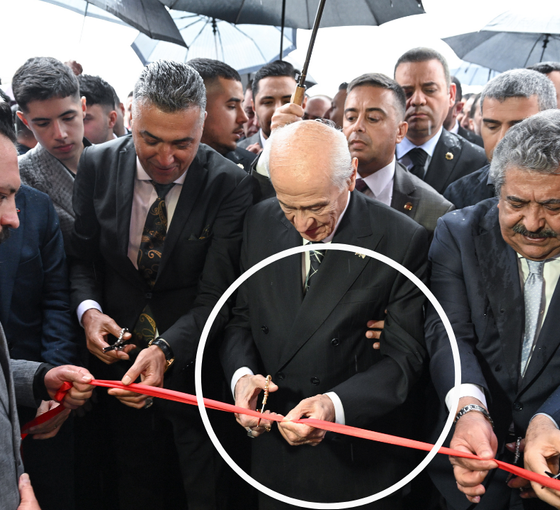 Bahçeli açılışa katıldı, düşmemesi için koluna girilmesi dikkat çekti