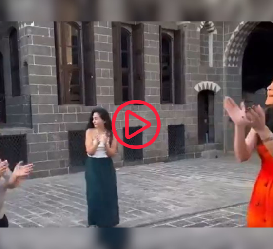 Kadınlar Diyarbakır'da 'Şino Nîno' şarkısını söyleyerek Ayla Akat'a eşlik etti