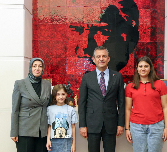 Özgür Özel, Ayşe Ateş ve kızlarını ağırladı