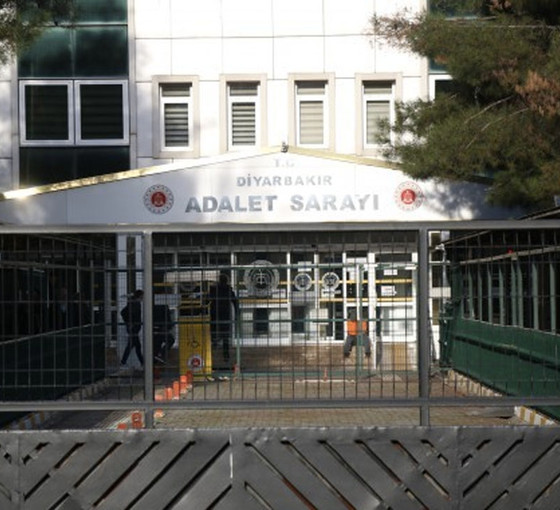 Diyarbakır'da gözaltına alınan altı siyasetçi tutuklandı