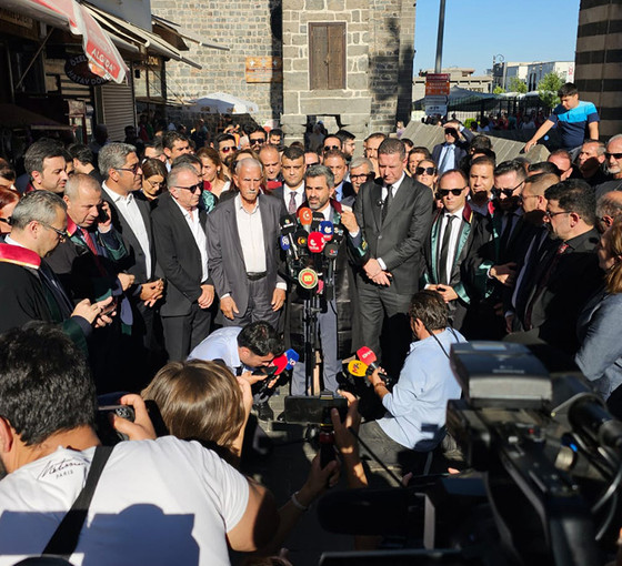 Avukatlar, Tahir Elçi'nin öldürüldüğü Dört Ayaklı Minare önünde açıklama yaptı: 'Beraat kararı insan aklıyla dalga geçmektir'