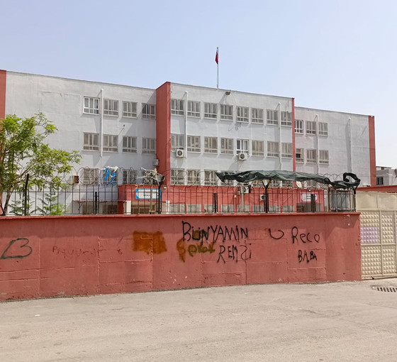 Adana'da deprem riski nedeniyle boşaltılan 35 okul kaderine terk edildi