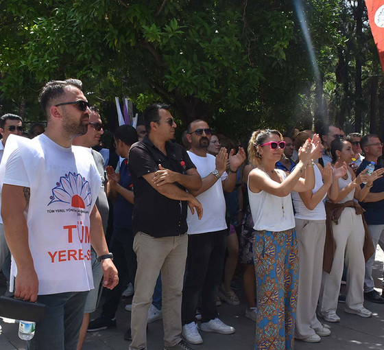 İzmir Büyükşehir Belediyesi memurları iş bıraktı: Emeğimizin karşılığını istiyoruz