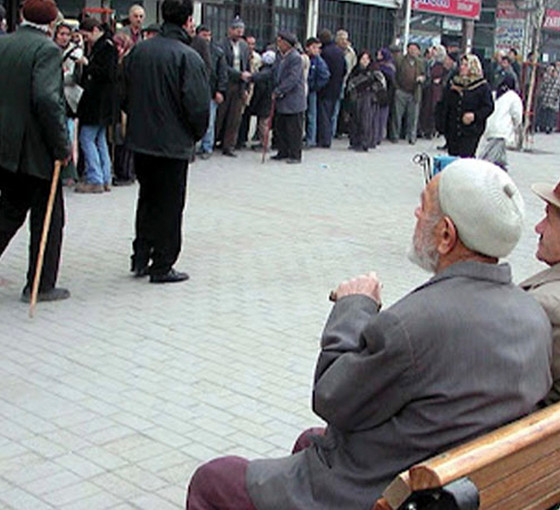 Emekliler bayrama buruk giriyor: 'Bize 3 bin lira ikramiye veriyorlar, çocuk almaz o parayı'