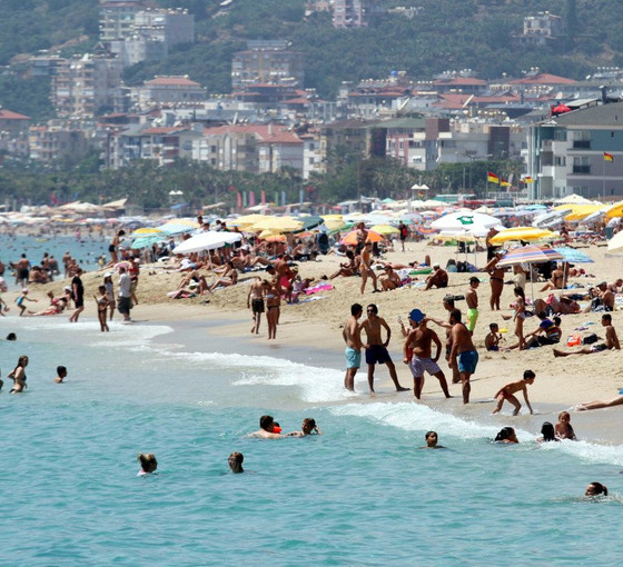 Bayramda Antalya'nın nüfusu 4 milyonu bulacak: Yer için valiyi arayan var