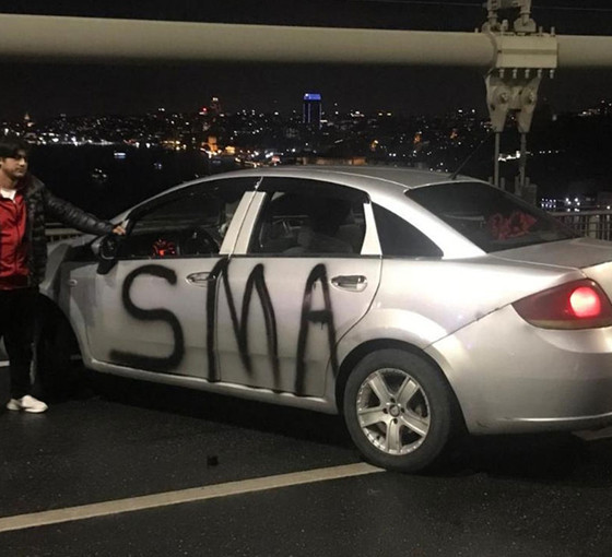 Köprüde 'SMA' eylemi yapan kişi tutuklandı
